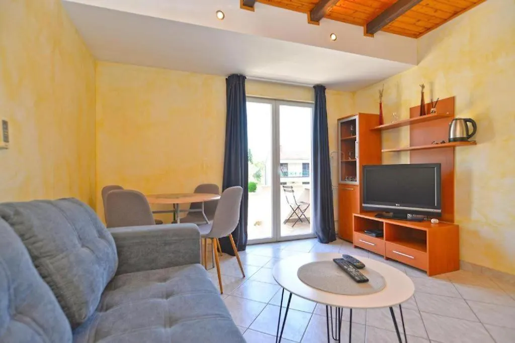 Apartmani Mara بومير 0*,